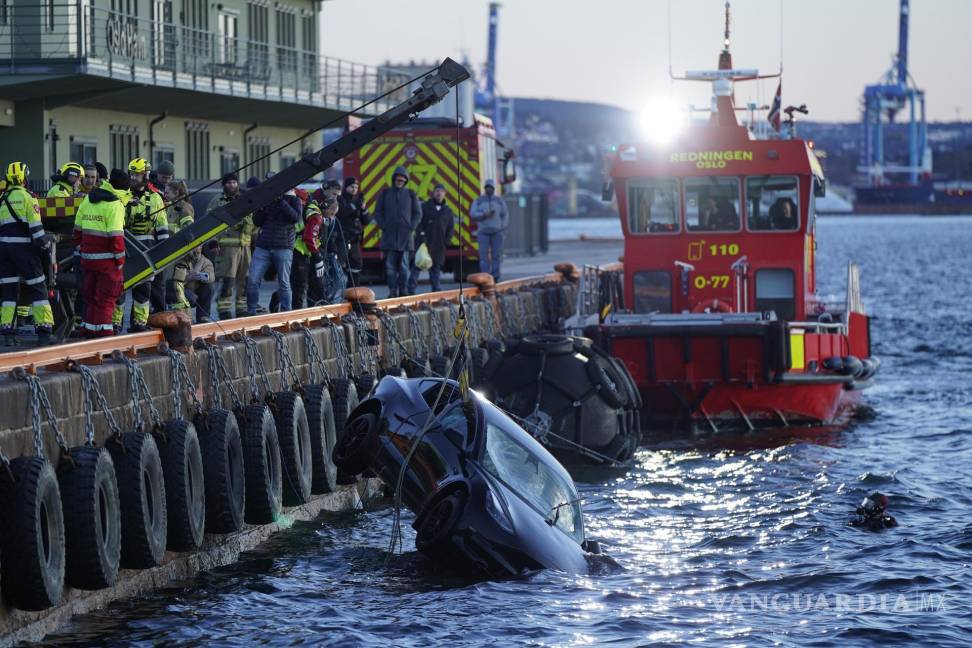 $!Oslo (Norway), 01/02/2024.- Rescue team work to retrieve a car from the water after it drove into the Oslofjord, in Oslo, Norway, 01 February 2024. The passengers of the car were rescued from the water by a sauna boat. (Noruega) EFE/EPA/Hakon Mosvold Larsen NORWAY OUT