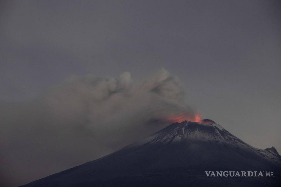 $!Fotografía del volcán Popocatépetl en actividad, la madrugada del 17 de mayo de 2023, en el poblado en San Mateo Ozolco, Puebla (México)