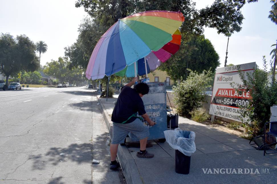 $!Chris trabaja en el puesto de tamales de su mamáen Pasadena California. El joven de 14 años, no saldrá celebrar la independencia del país donde nació.
