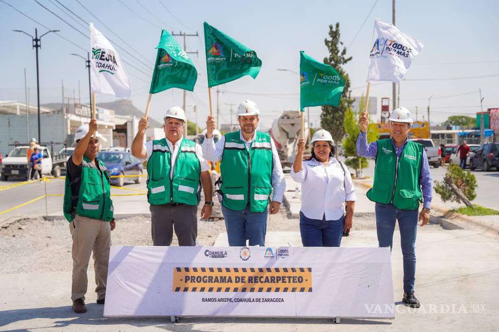 $!Autoridades y vecinos dieron el banderazo de arranque a la obra de recarpeteo en la colonia Analco.