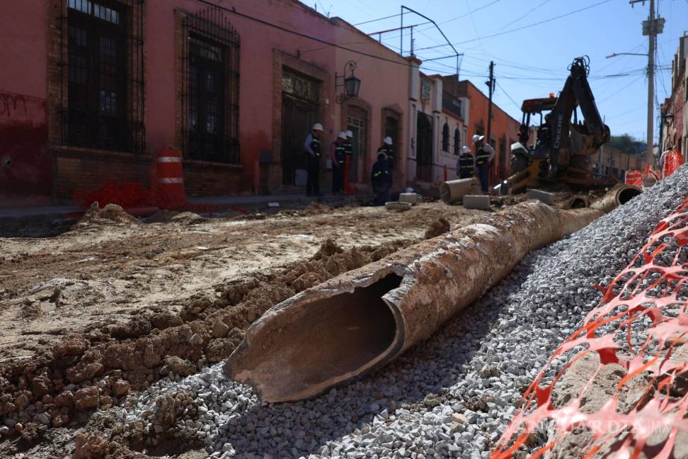 $!En la calle General Cepeda, entre Mariano Escobedo y Simón Bolívar, las fugas documentadas por los habitantes han provocado escurrimientos considerables.