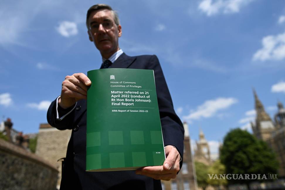 $!London (United Kingdom), 15/06/2023.- Sir Jacob Rees-Mogg, who was recommended for a peerage by Boris Johnson in resignation honours, poses with the MP'Äôs committee report into the conduct of former Prime Minister Boris Johnson outside the Houses of Parliament in London, Britain, 15 June 2023. A report from MPs has shown former British Prime Minster Boris Johnson deliberately misled Parliament over parties at 10 Downing Street during the COVID-19 lockdown. Boris Johnson stood down as an MP ahead of the Privileges Committee's report, claiming he was 'forced out of Parliament'. If he was still an MP, the report would recommend a suspension of 90 days. (Reino Unido, Londres) EFE/EPA/NEIL HALL