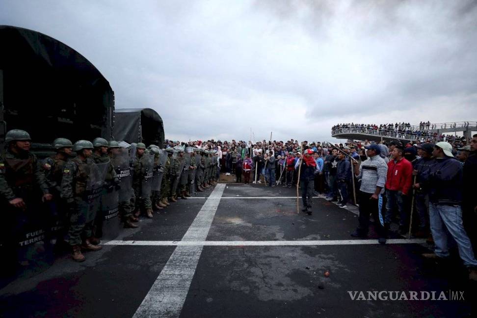 $!Se recrudecen protestas en Ecuador; militares exigen a periodistas desalojar el palacio de Gobierno