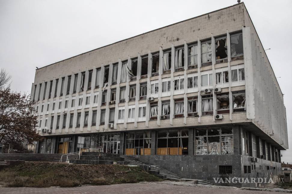 $!Una biblioteca científica junto al río de la que el director dijo que las fuerzas rusas robaron importantes libros de primera edición, en Kherson, Ucrania, el 2 de diciembre de 2022.