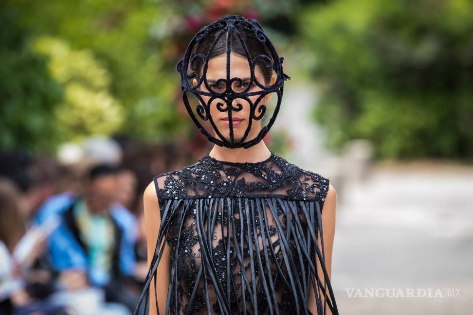 $!Una modelo presenta una creación de la colección Otoño/Invierno 2022/23 de la diseñadora española Juana Martín durante la Semana de la Moda de París.