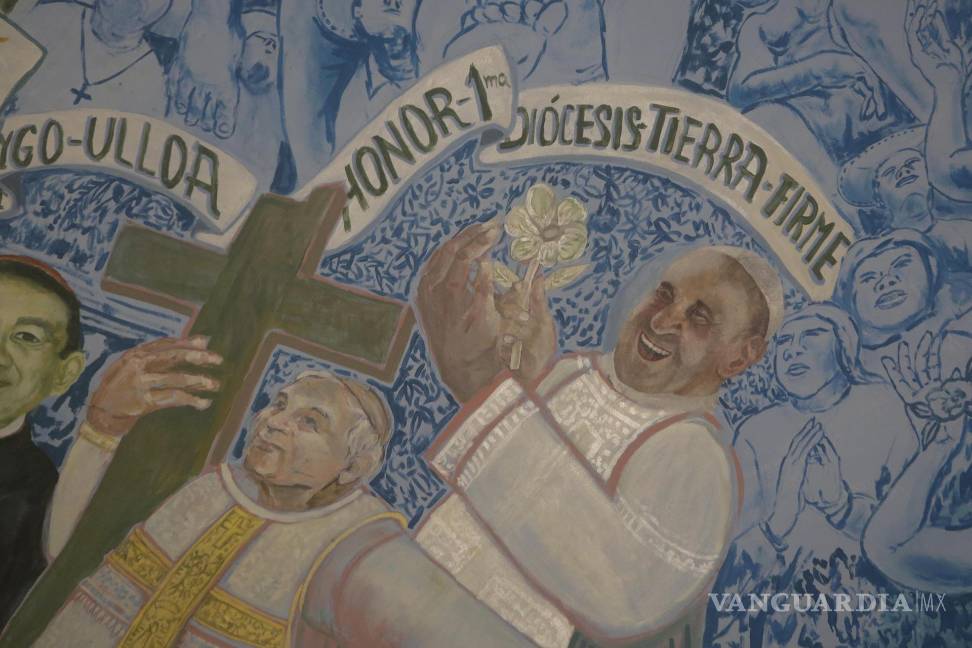 $!Una imagen del papa Francisco en el techo de la Catedral Basílica Santa María la Antigua de Panamá este lunes, en la Ciudad de Panamá (Panamá).