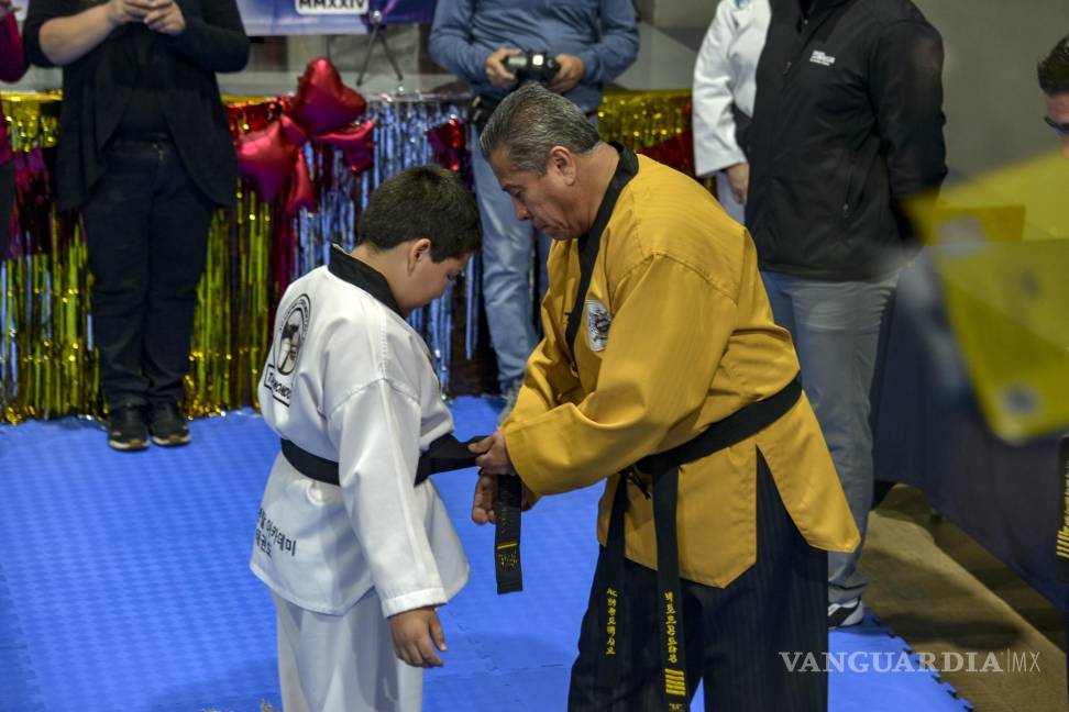 $!Uno a uno, cada uno de los niños recibió su promoción.