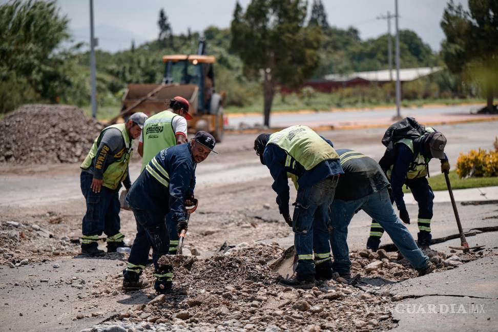 $!Desde temprana hora trabajadores del Municipio se dieron a la tarea de levantar escombro arrastrado por las lluvias del pasado domingo.