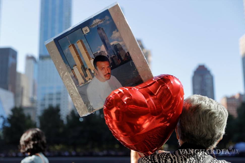 $!Una persona que sostiene un globo y una imagen visita el Memorial del 11 de septiembre en el vigésimo aniversario de los ataques del 11 de septiembre en Manhattan, Ciudad de Nueva York. EFE/EPA/Mike Segar