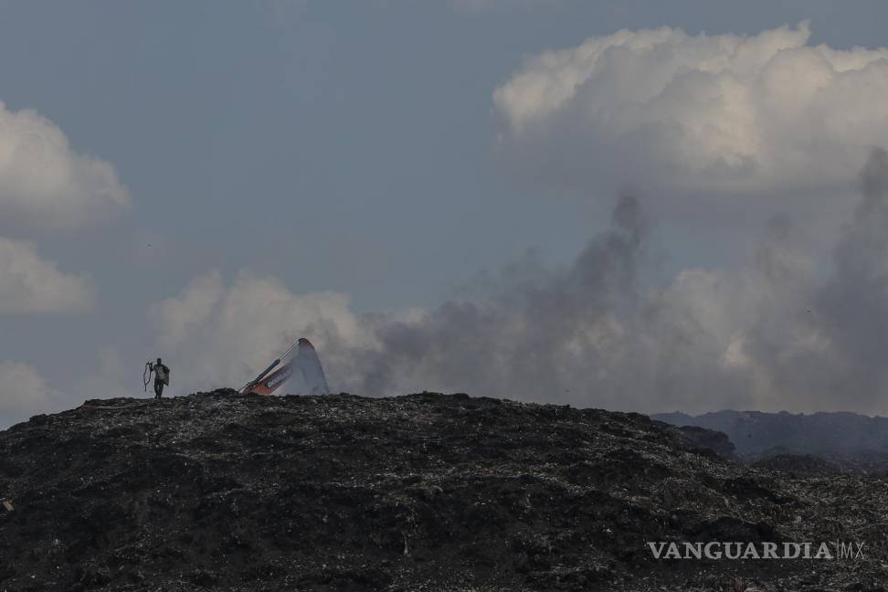 $!El vertedero de Dandora, el más grande del país, mientras está envuelto en humo de residuos en descomposición en Nairobi, Kenia.