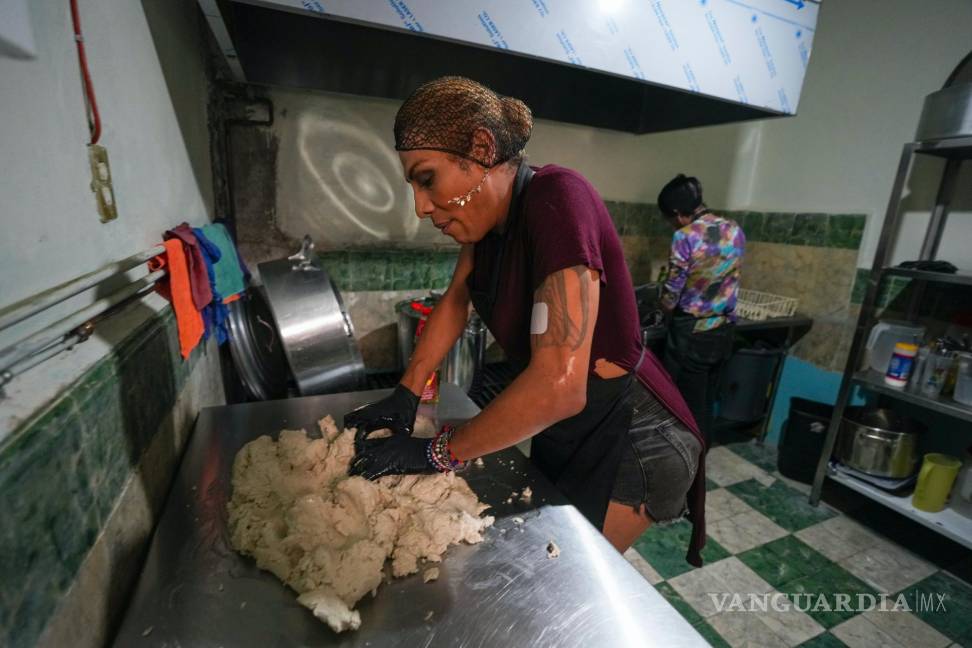 $!Karolina Long Tain González Rodríguez, una mujer trans, prepara la masa para hacer gorditas en la cocina de Casa Lleca.