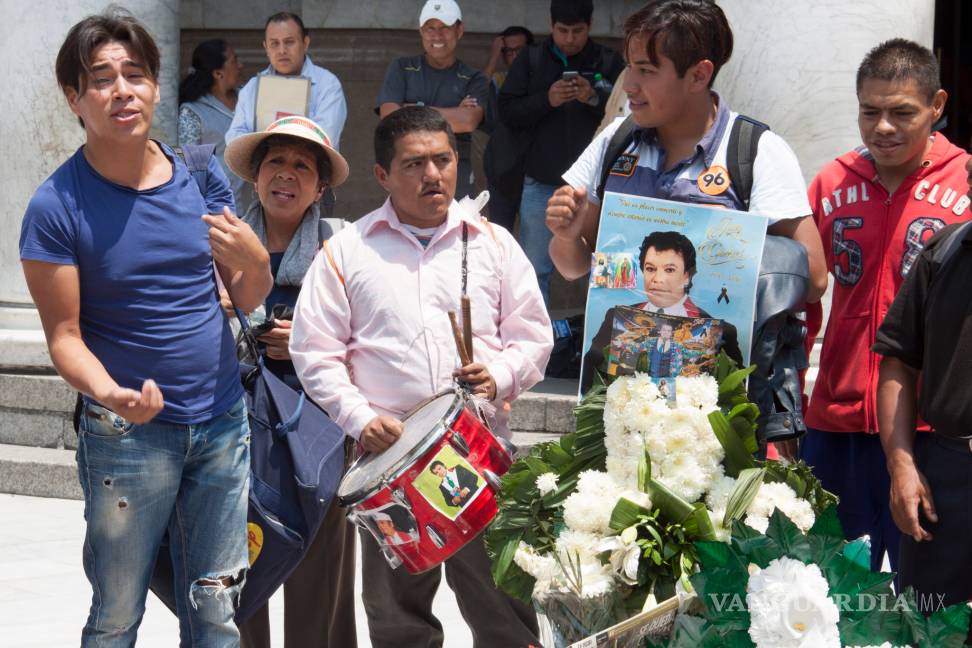 $!Fans recuerdan a Juan Gabriel en Bellas Artes