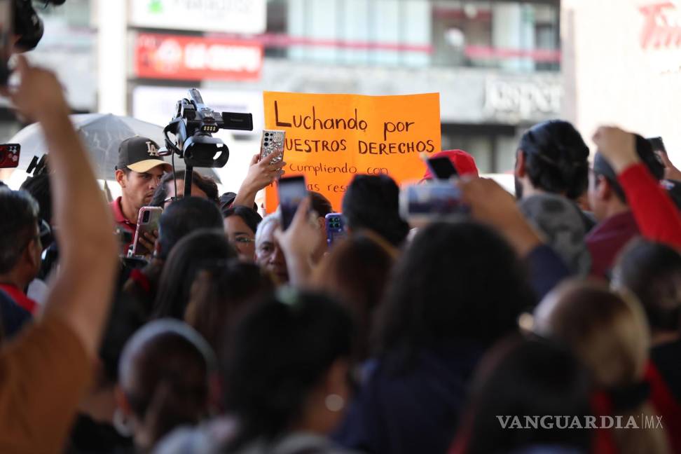 $!Docentes de la región sureste durante la manifestación, exigiendo una reforma al sistema de pensiones del ISSSTE.