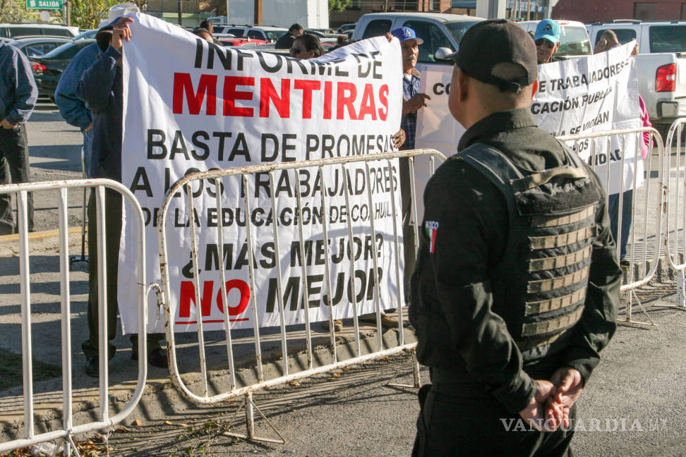 $!Maestros se manifiestan contra Rubén Moreira en su Quinto Informe de Gobierno
