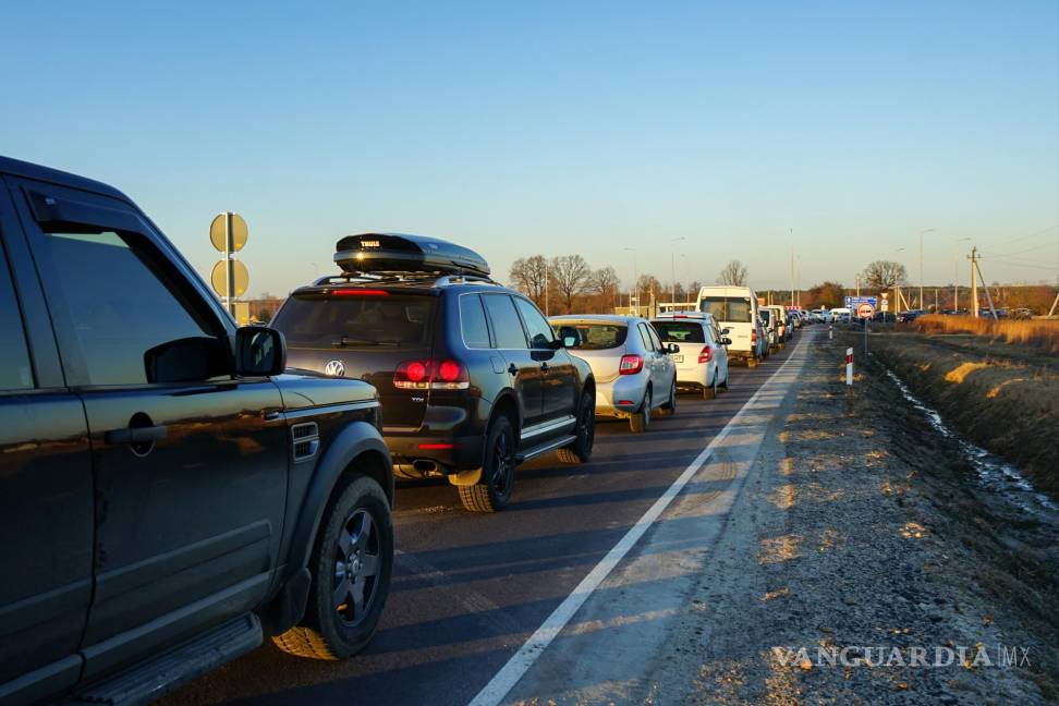 $!Una caravana de vehículos ucranianos en la frontera entre Polonia y Ucrania en el pueblo de Hruszow, al este de Polonia. EFE/Karina Sao