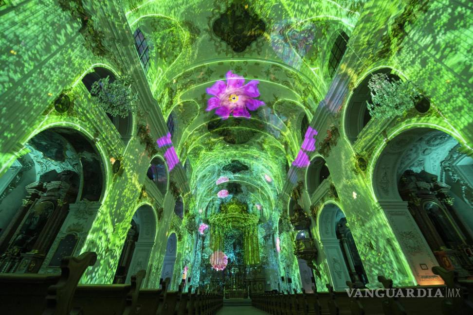 $!El proyecto de luz ‘Aeon’ de Projektil de Zúrich se exhibe dentro de la Iglesia Jesuita durante una gira de medios del Festival de la Luz de Lilu en Lucerna, Suiza.