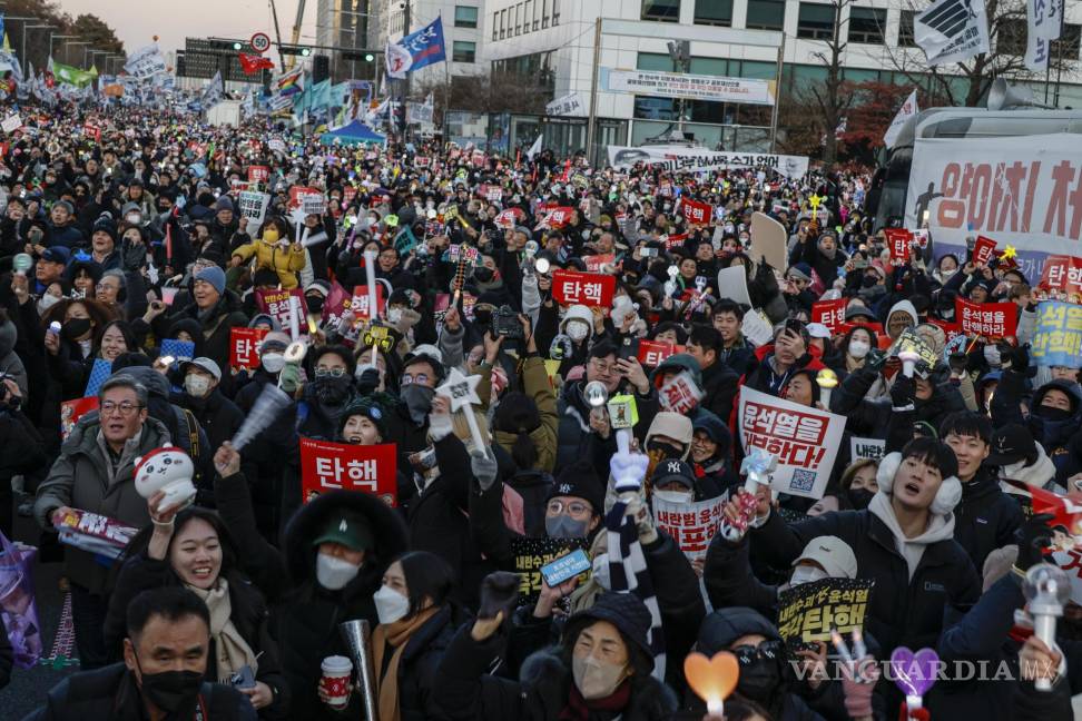 $!Manifestantes celebran tras la aprobación de una moción de juicio político contra el presidente Yoon Suk Yeol frente a la Asamblea Nacional en Seúl, Corea del Sur.