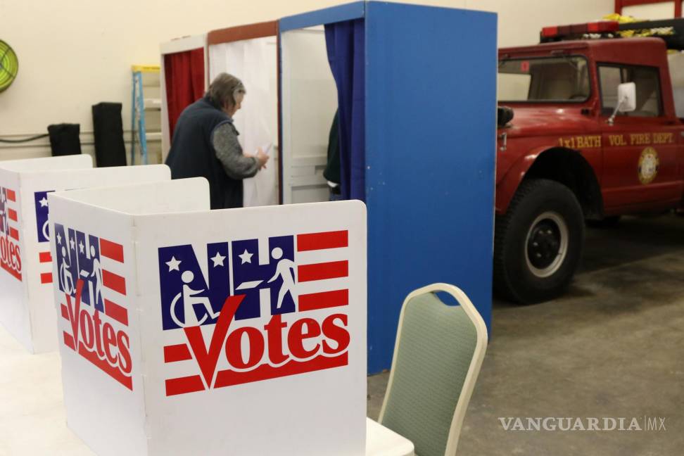 $!Un votante emitió su voto el día de las elecciones primarias en un colegio electoral en Bath, New Hampshire.
