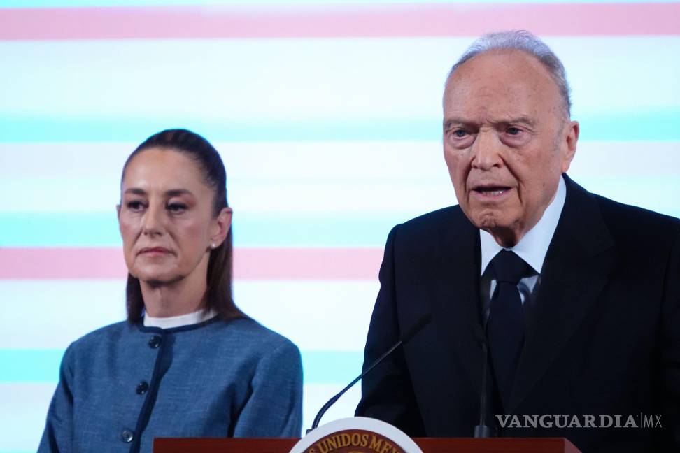 $!CIUDAD DE MÉXICO, 25MARZO2025.- Claudia Sheinbaum, presidenta de México, Y EL Fiscal General de la República, Alejandro Gertz Manero, durante la conferencia “Mañanera del Pueblo” en la que se presentó en informe semanales materia de seguridad. El fiscal contestó preguntas respecto al avance del caso del Rancho Izaguirre en Teuchitlán, Jalisco. FOTO: GALO CAÑAS/CUARTOSCURO.COM