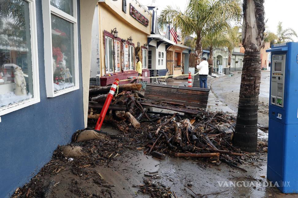 ‘Estamos atrapados aquí’; lluvias, aludes y socavones azotan a California