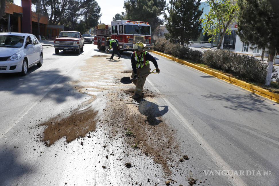 $!Derrame de aceite sobre V. Carranza causa pánico entre automovilistas de Saltillo