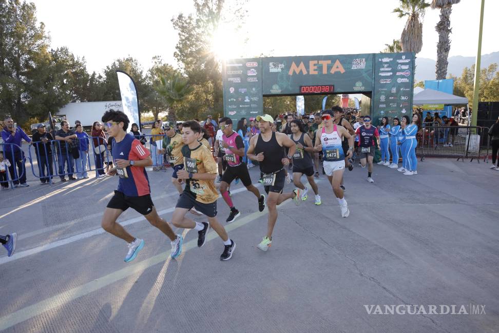 $!Salida puntual de los corredores tras el disparo de inicio a las 8:00 horas.