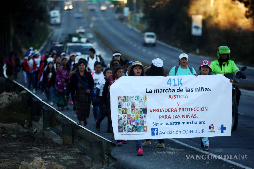 $!Niñas guatemaltecas marchan para recordar a las 41 niñas muertas en incendio