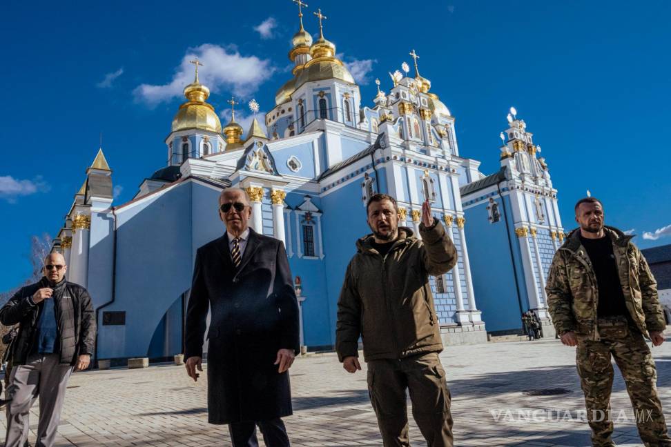 $!Joe Biden, a la izquierda, y el presidente Volodymyr Zelenskyy de Ucrania en el Monasterio de las Cúpulas Doradas de San Miguel en Kiev, capital de Ucrania.