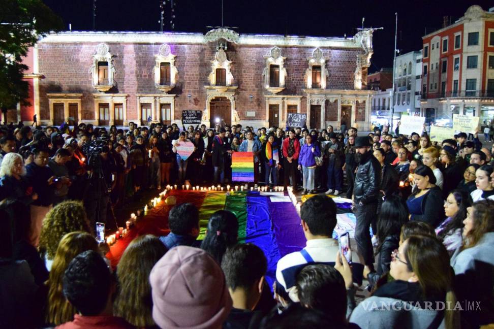 $!Cientos de personas se concentraron frente al Palacio de Gobierno de Aguascalientes para exigir justicia por el asesinato de Jesús Ociel Baena Saucedo.