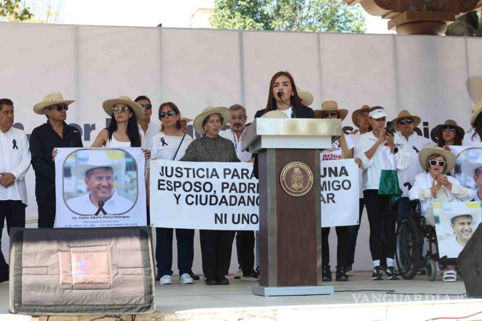 $![EUM20251107NAC01.JPG URUAPAN, Mich., March/Marcha-Manzo.- 7 de noviembre del 2025. Marcha][en memoria del alcalde de Uruapan, Carlos Manzo. Foto: Agencia EL UNIVERSAL/Luis Camacho/ARMM]