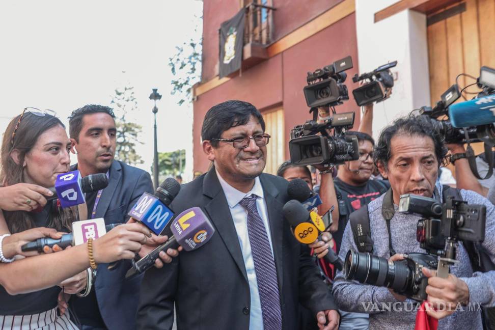 $!El fiscal supremo adjunto Hernán Mendoza (c) se retira del Palacio de Gobierno este sábado, en Lima (Perú).