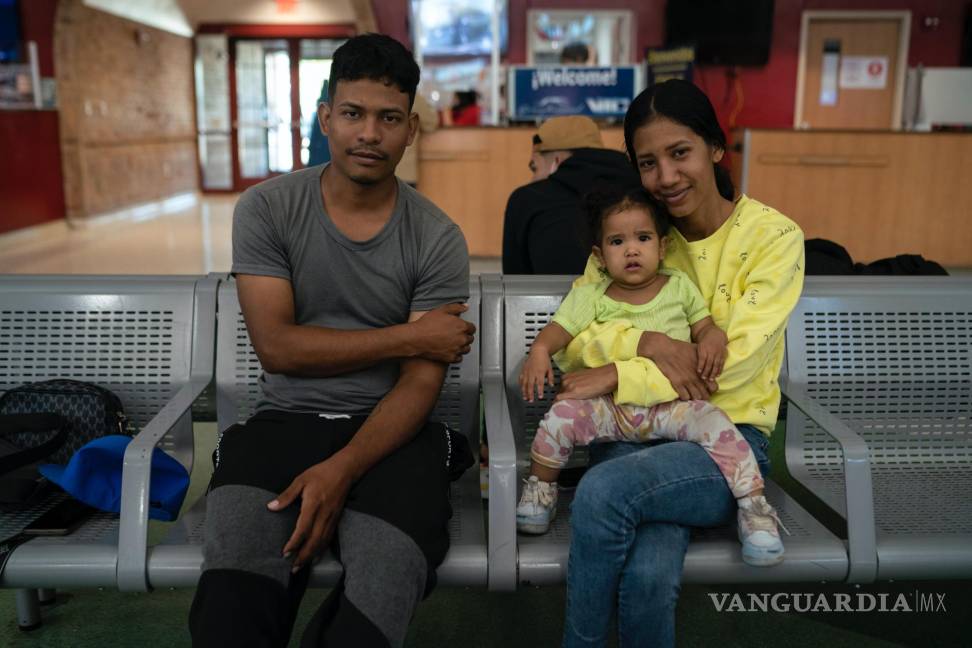 $!Los migrantes venezolanos Robert Granado su prima, Lilibeth García Granado y su hija, Cataleya García Granado en una estación de autobuses en Brownsville, Texas.