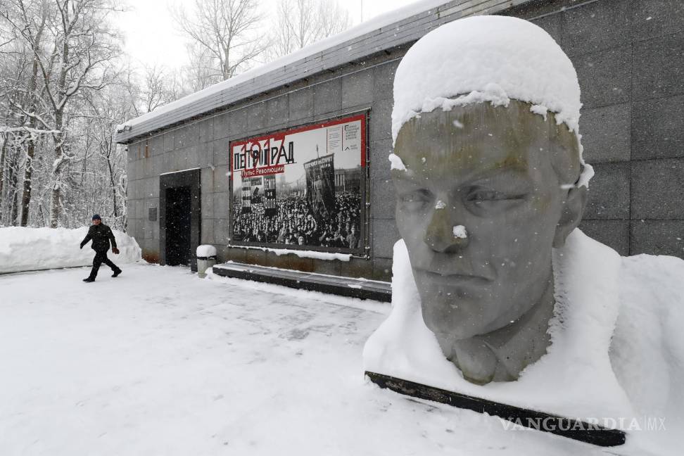 $!Busto de aluminio del fundador del estado soviético Vladímir Lenin, obra del escultor soviético Grigory Yastrebenetsky en un complejo de museos en Razliv.