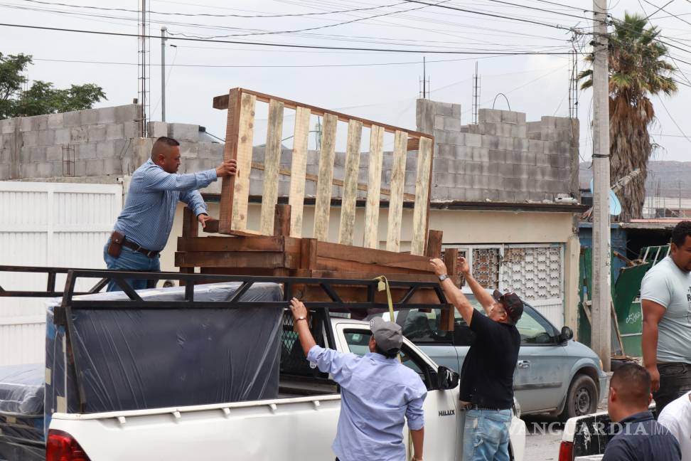 $!Además de material para construcción, los damnificados recibieron bases para colchón.