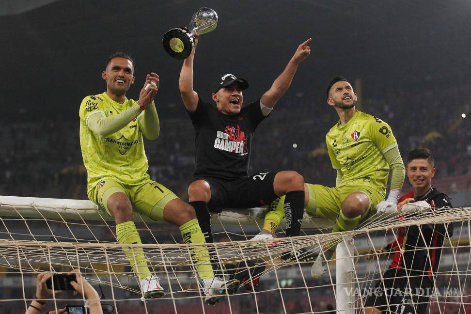 $!José Hernández (i), Aldo Rocha (c) y Camilo Vargas (d) del Atlas festejan con el trofeo de campeón. EFE/Francisco Guasco