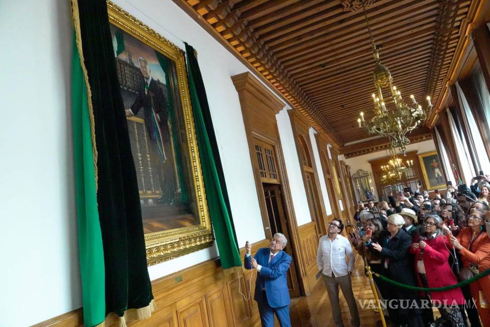 $!AMLO develó su pintura en los pasillos de Palacio Nacional, obra del pintor Ermilio Espinoza, como parte de sus últimas actividades como presidente.