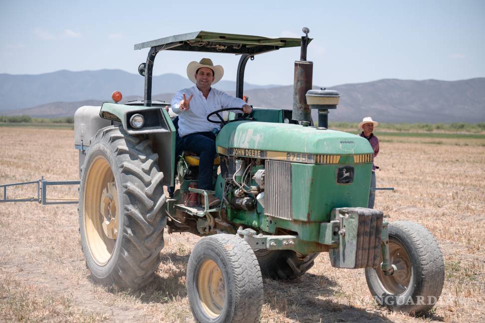 $!Durante su visita, el alcalde anunció que continuará la llegada de apoyos sociales en coordinación con el Gobierno del Estado y el DIF Saltillo.