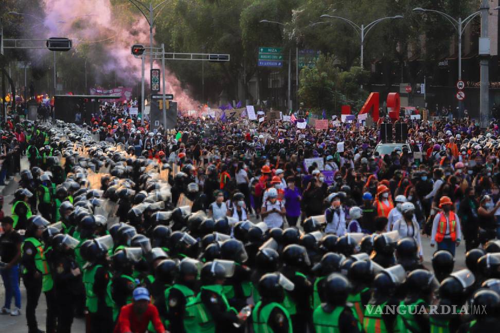 $!CIUDAD DE MÉXICO (MÉXICO), 25/11/2019.- A la marcha, asistieron agentes de seguridad y policías que rodearon la zona para evitar “enfrentamientos”.
