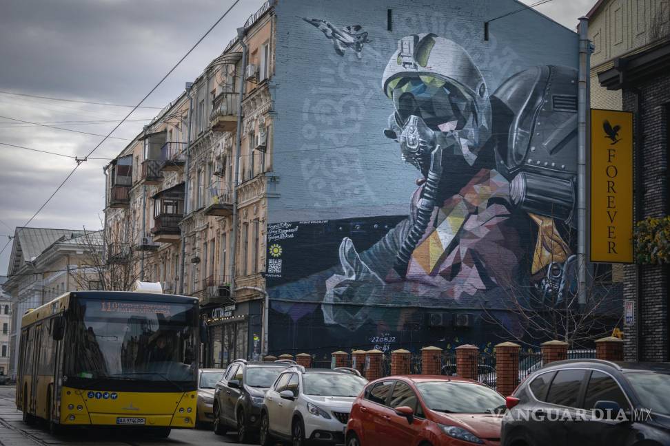 $!Un mural muestra a un piloto ucraniano haciendo un gesto con el pulgar hacia arriba, en un edificio de apartamentos en Kiev, Ucrania, el 19 de enero de 2024.