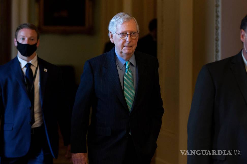 $!El líder de la minoría del Senado, Mitch McConnell (C), camina hacia su oficina luego de un almuerzo republicano en Capitol Hill en Washington. EFE/EPA/Michael Reynolds
