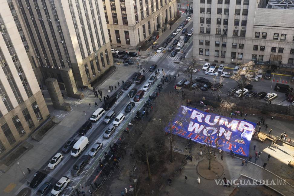 $!Partidarios del presidente electo Donald Trump, sostienen una pancarta gigante afuera del Tribunal Penal de Nueva York.