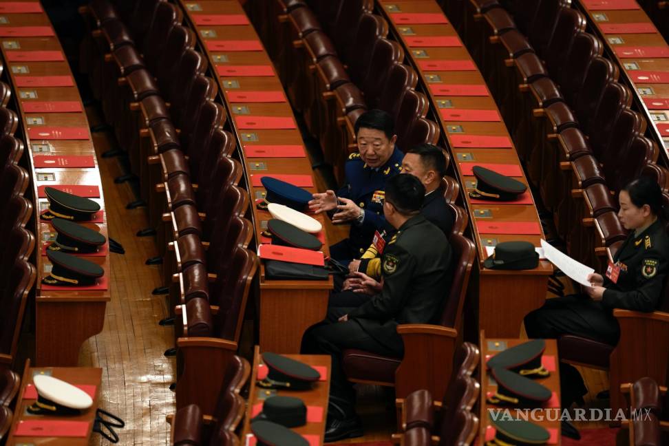 $!Los delegados militares conversan antes de la sesión de clausura del Congreso Nacional del Pueblo en el Gran Salón del Pueblo en Beijing.