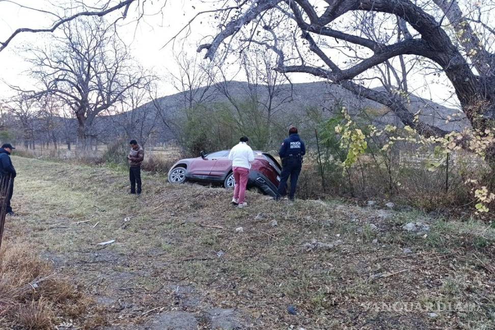 $!Elementos de la Policía del Estado acudieron al sitio para tomar conocimiento del accidente.