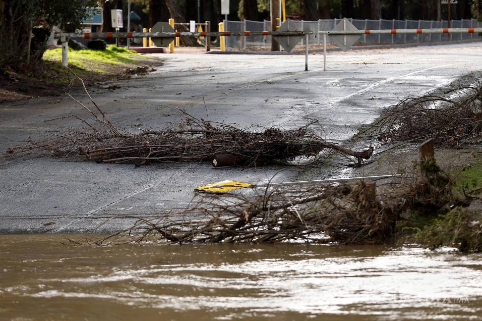 ‘Estamos atrapados aquí’; lluvias, aludes y socavones azotan a California