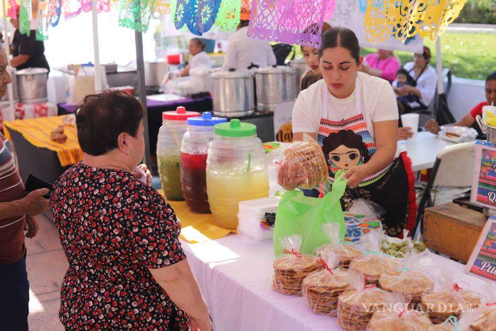 $!Comensales destacaron la calidad y el sabor de los tamales y atoles, recomendando especialmente los tamales dulces y las aguas frescas.