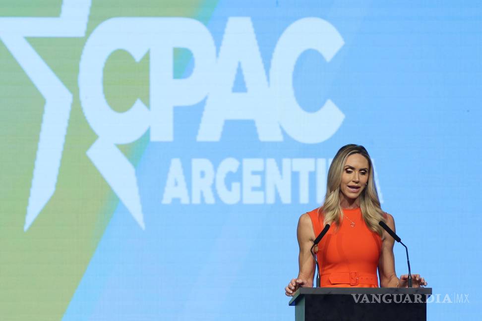 $!La vicepresidenta del comité republicano, Lara Trump da un discurso durante la Conferencia de Acción Política Conservadora (CPAC) en Buenos Aires, Argentina.