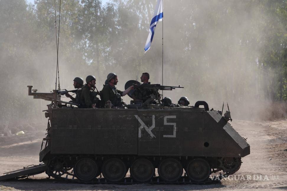 $!Soldados israelíes patrullan cerca de la frontera con el sur de Gaza, en Israel. El ejército israelí llevó a cabo una “incursión selectiva” durante la noche.