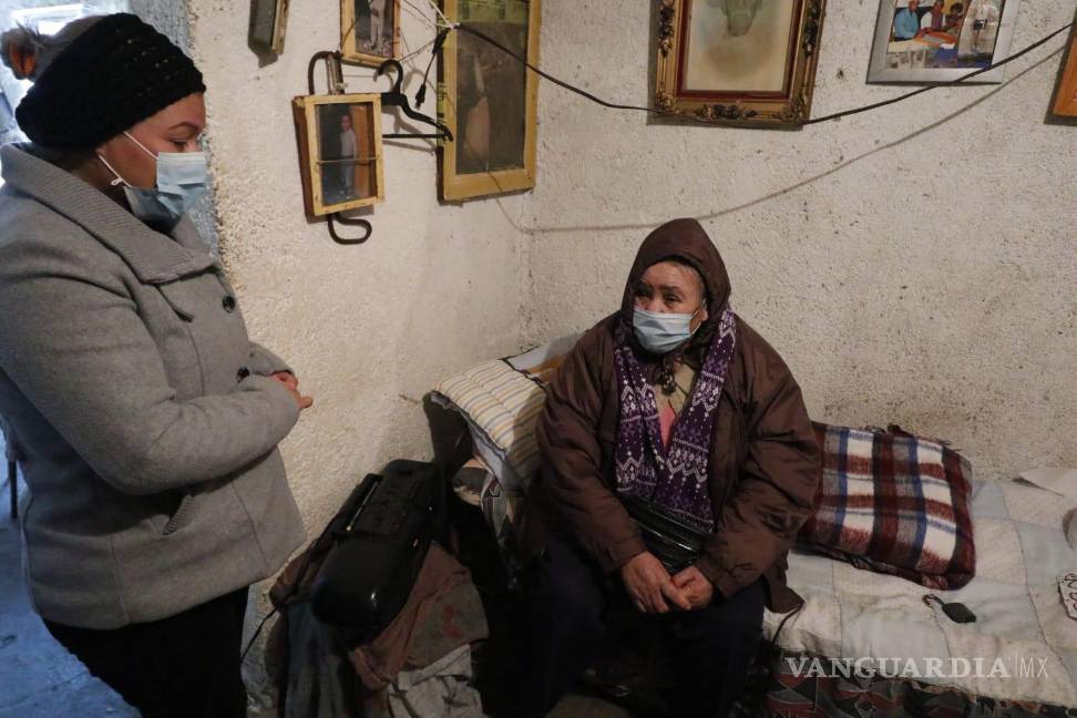 $!Vecinos se acercaron a Doña María para ayudarle con los trámites del funeral de su esposo.