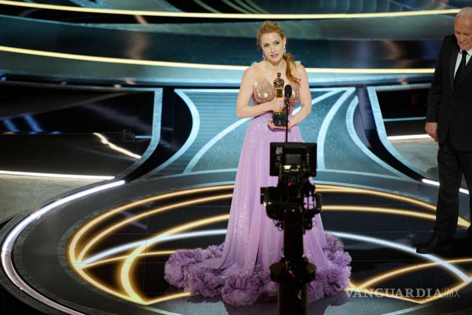 $!Jessica Chastain aceptó el Oscar como Mejor Actriz de manos de Sir Anthony Hopkins.
