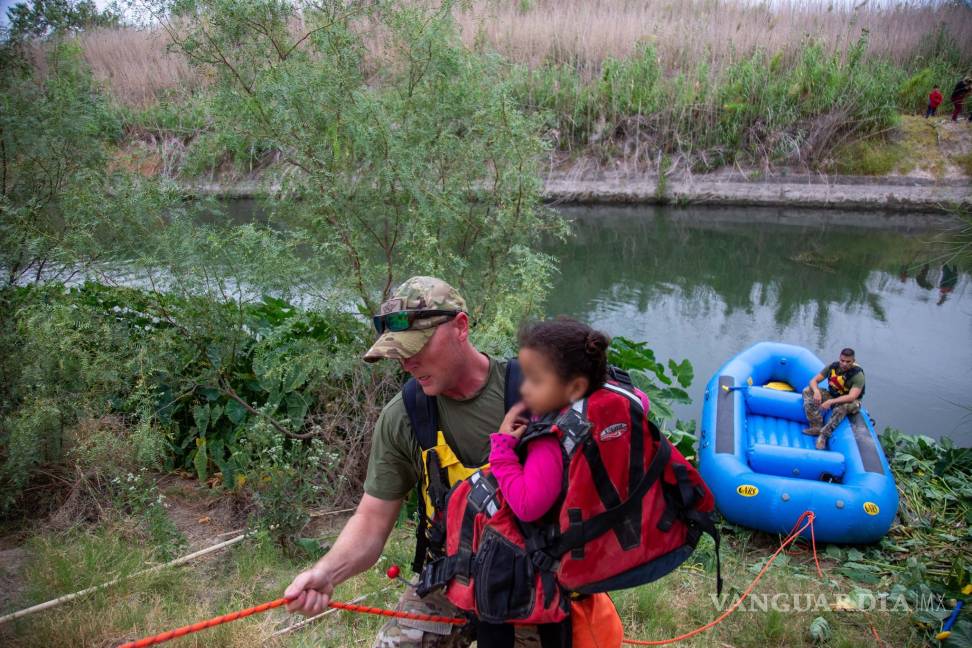 $!Patrulla Fronteriza rescata de morir ahogadas a 11 personas en el Río Bravo; entre ellos cinco menores